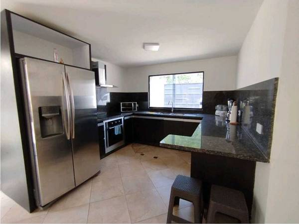 En ALQUILER CASA  AMOBLADA 800m2 en La Urbanizacion Colinas de Guataparo en Valencia
Se Alquila hermosa casa unifamiliar de 2 niveles amoblada en zona residencial tranquila y segura de Valencia Estado Carabobo Toda la fachada en Tablilla con 800 m² de terreno 180 m² de construcción y 600 m² .Solo clientes 