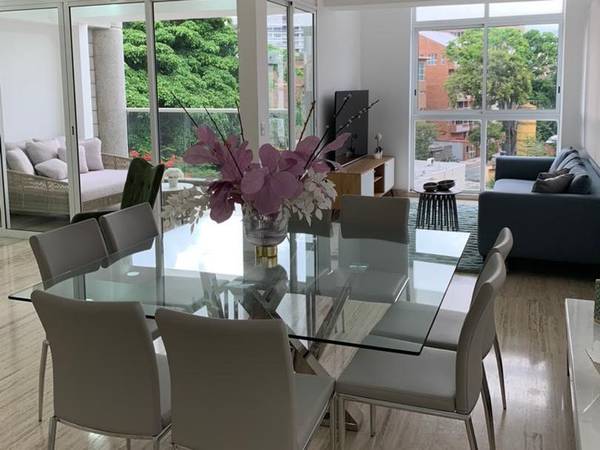 Se alquila Penthouse duplex 240 m2 amoblado Los Naranjos de Las Mercedes. Solo clientes 