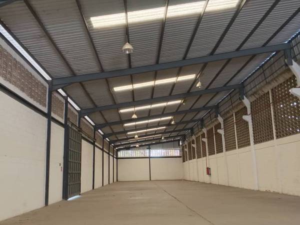 Galpón en alquiler de 900 m2 + lateral techado de 245 m2. Sólo clientes 