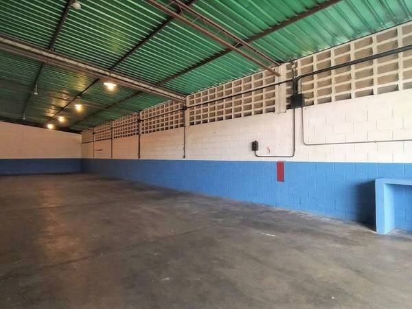 En Alquiler Galpón de 260 m2 Zona Industrial Castillito, Planta Electrica100%. Sólo clientes 