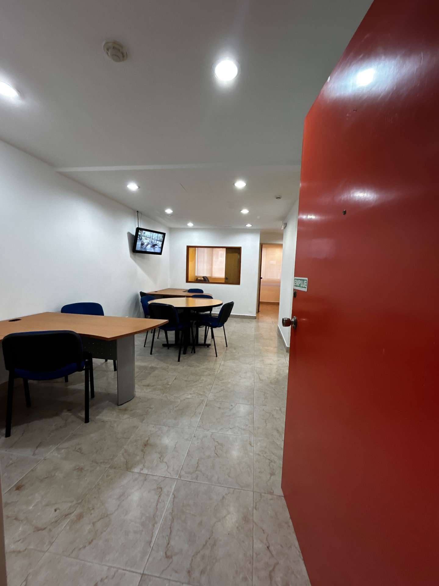 Impecable Oficina amoblada 