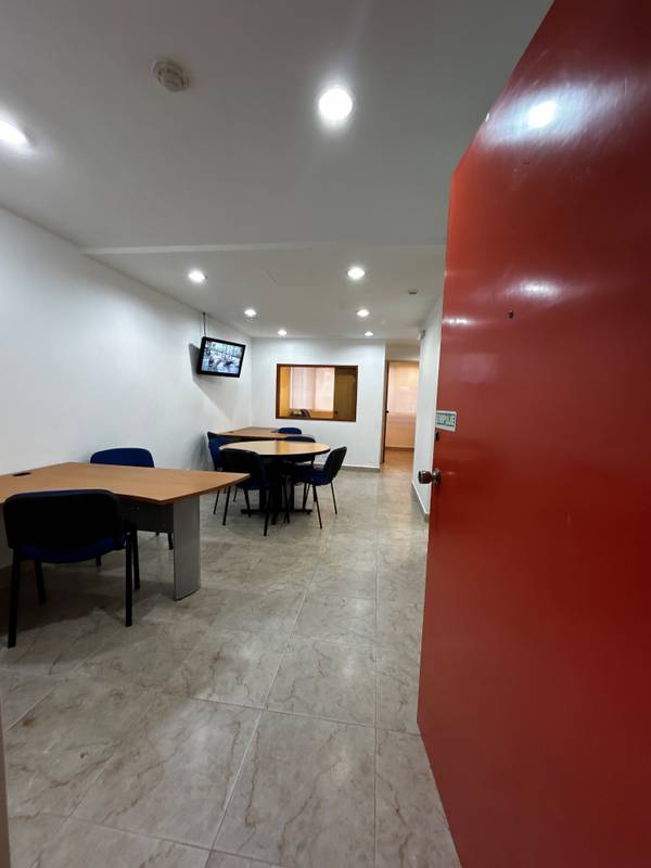Impecable Oficina amoblada 