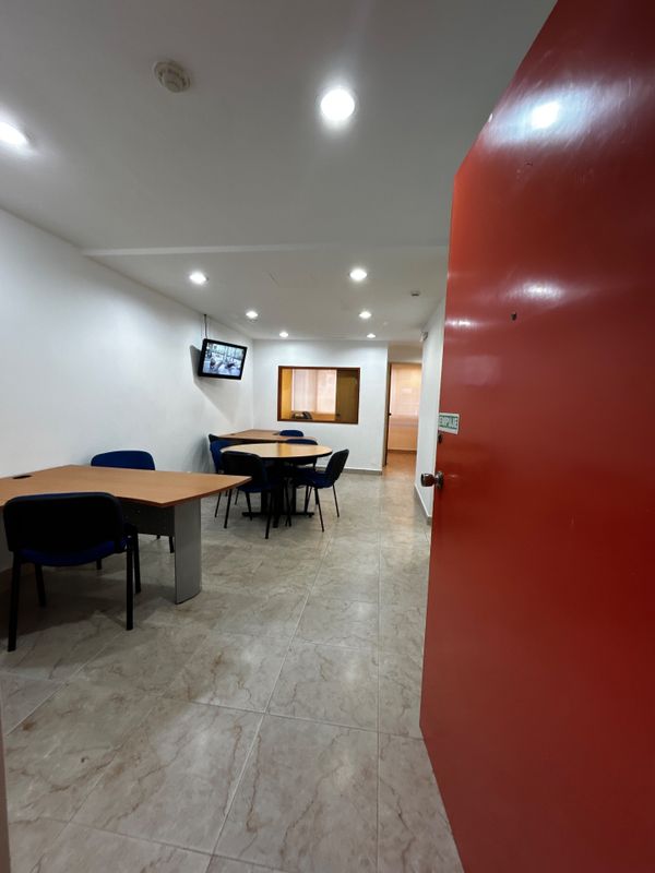 Impecable Oficina amoblada 