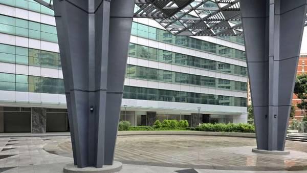 Venta de Local Comercial en el Centro Empresarial Esmeralda Bella