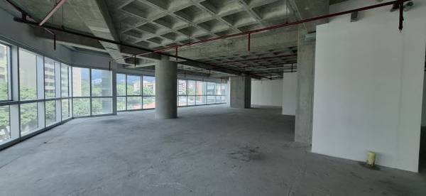 Oficina en Alquiler Obra Gris en Centro Empresarial Esmeralda Bella