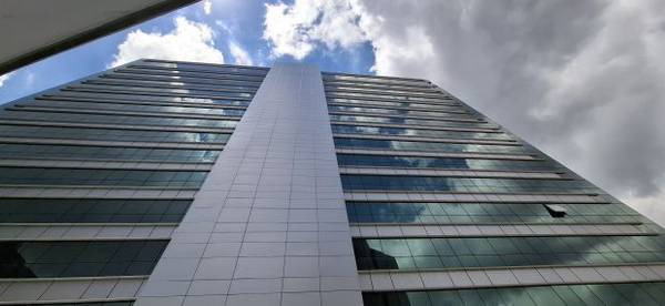 Alquiler Oficina en Obra Gris en Centro Empresarial La esmeralda Bella
