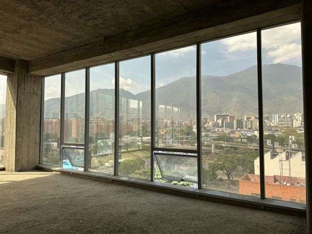  AMPLIA OFICINA CON VISTA AL AVILA EN LAS MERCEDES OBRA GRIS Anma