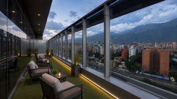 SE ALQUILA OFICINA CON TERRAZA EN LAS MERCEDES ANMA