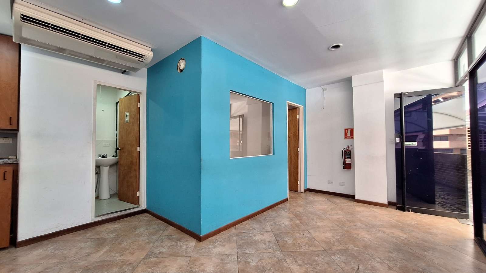 Alquilo oficina comercial en La Boyera de32m2