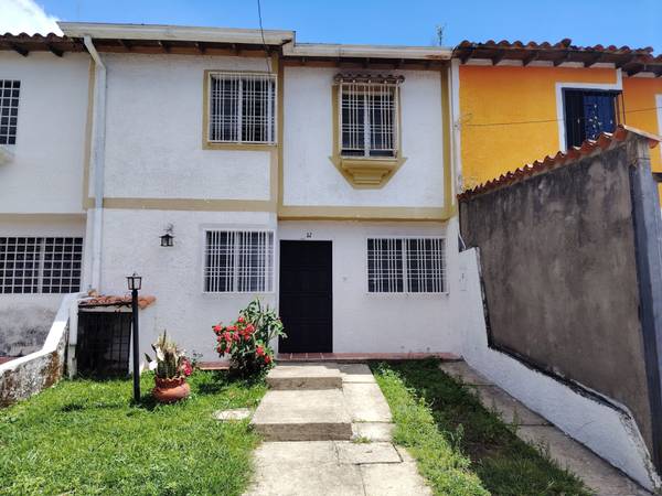 Se vende bello town house en el junco 