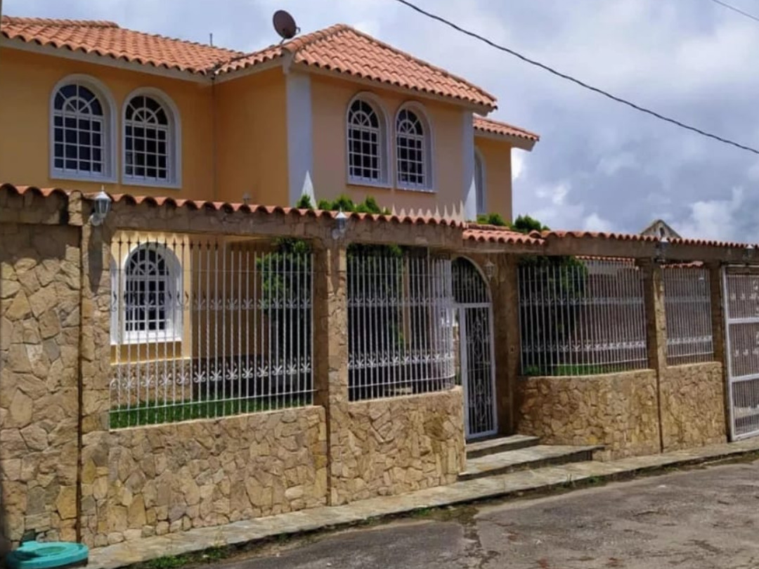 Se vende preciosa casa amoblada en Lomas de Club de Campo, San Antonio de los Altos 