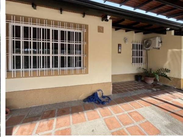 Casa familiar con excelente ubicación amplitud y seguridad. 
