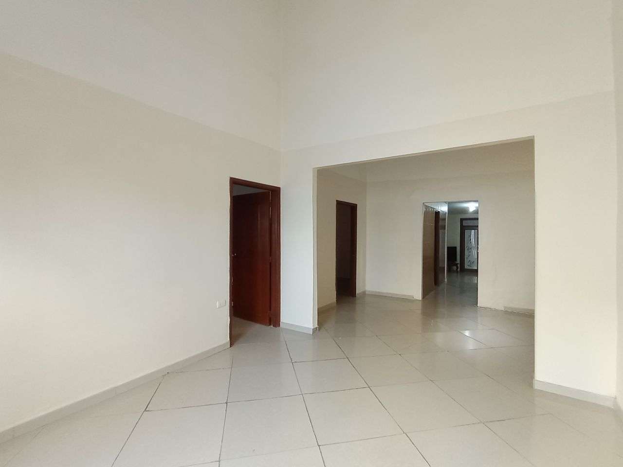 CASA COMERCIAL VENTA AV. DR PORTILLO MARACAIBO VENEZUELA API 8944