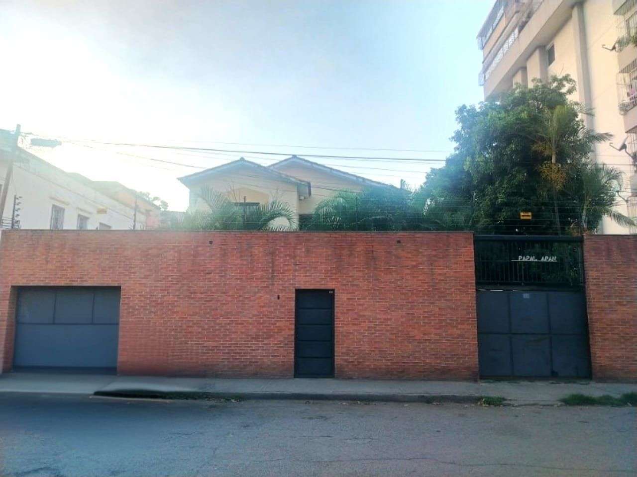 QUINTA EN VENTA más  Anexo con estacionamiento 
📍 Avenida La Rotaria. Urbanización La Paz