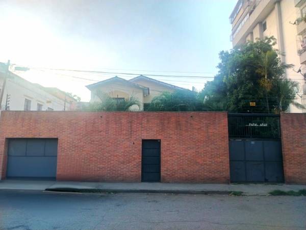QUINTA EN VENTA más  Anexo con estacionamiento 
📍 Avenida La Rotaria. Urbanización La Paz