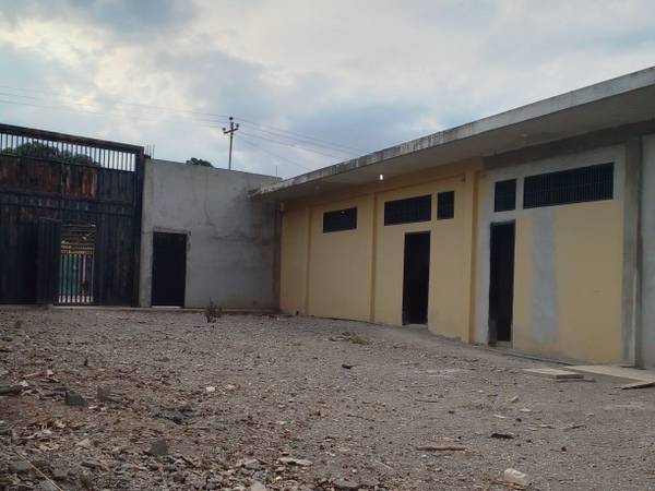 Terreno con dos locales comerciales 