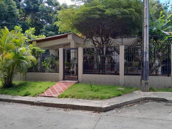 Casa de Un Nivel En Av. Cancamure, Sect. Sabilar. Res. Cotoperi 