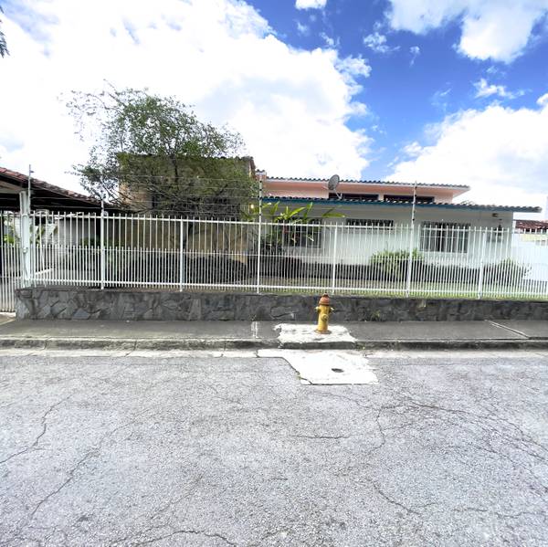 Se vende Casa 2 niveles en Prados del Este 