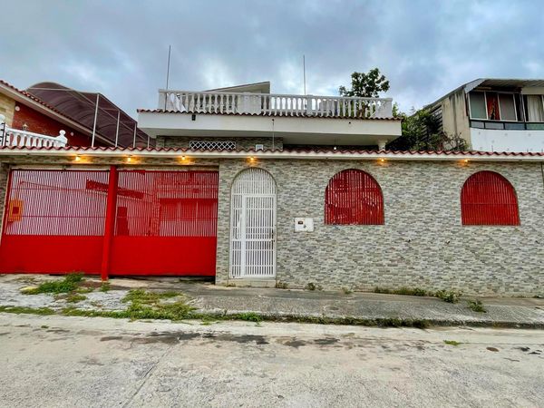 Asesores RM ofrece para la venta una casa en vista alegre para REMODELAR 