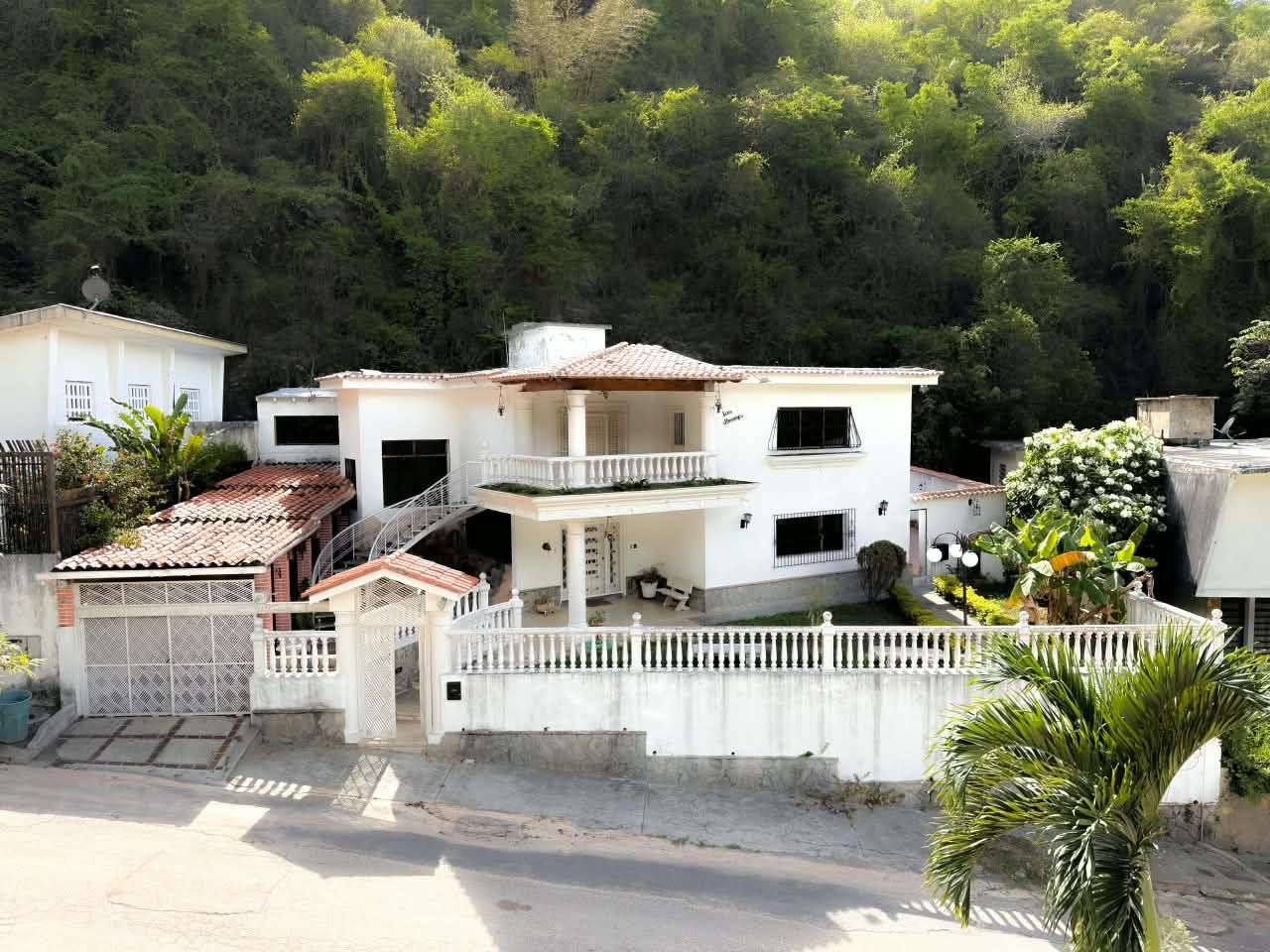 Asesores RM ofrece para la venta una casa en colinas de bello monte 